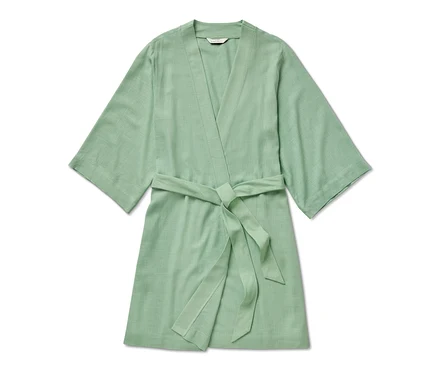 Robe de chambre verte avec ceinture.
