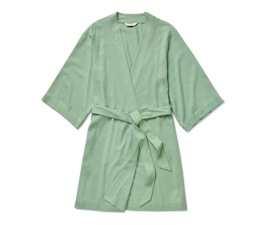 Robe de chambre verte avec ceinture.