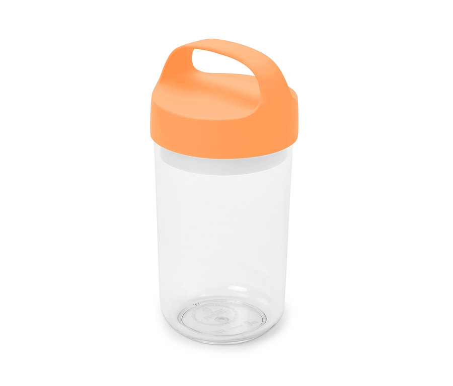 Un grand récipient transparent pour produits à emporter avec une poignée orange.