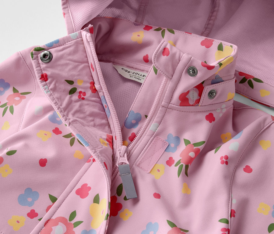 Gros plan sur une veste en softshell pour enfant avec un motif floral.