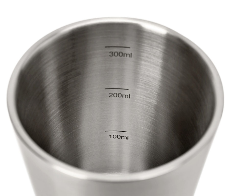Gros plan de l'intérieur d'un gobelet de camping en métal avec des marquages pour les volumes de 100ml, 200ml et 300ml. 2 gobelets de camping.