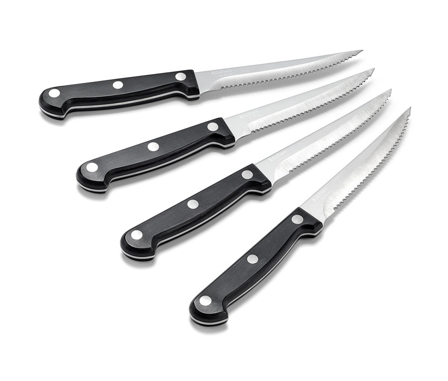 Quatre couteaux à steak avec des manches noirs disposés en diagonale sur un fond blanc.