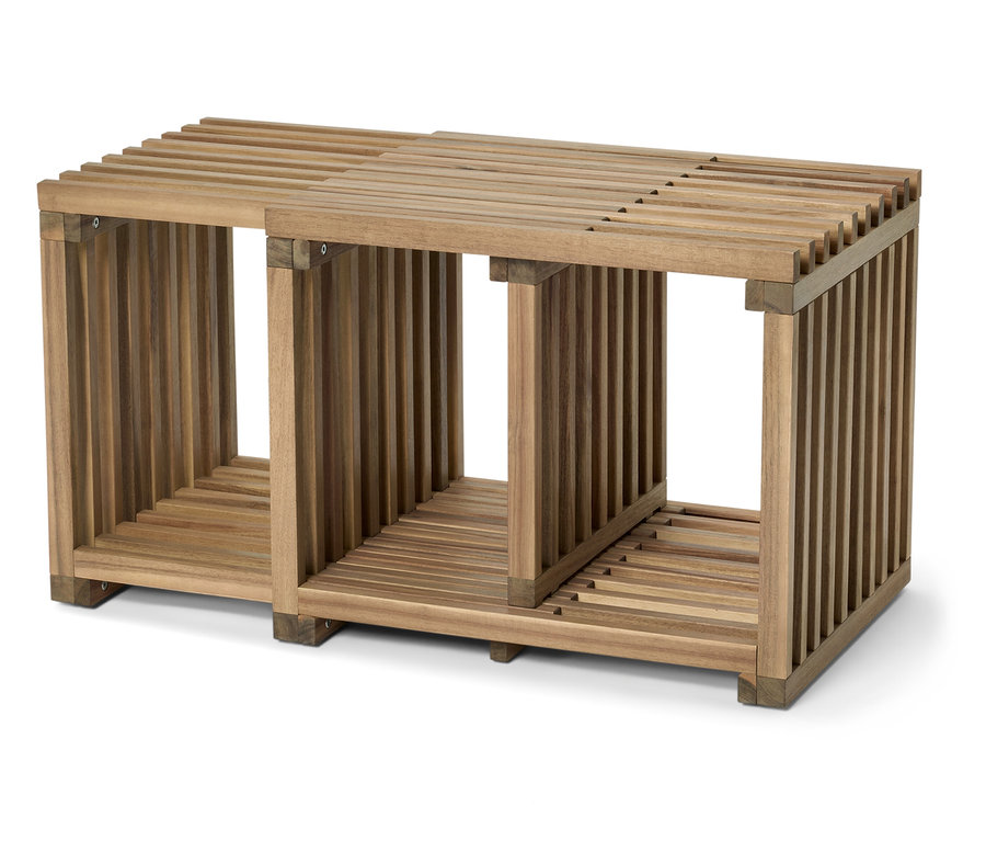 Deux étagères en bois côte à côte.