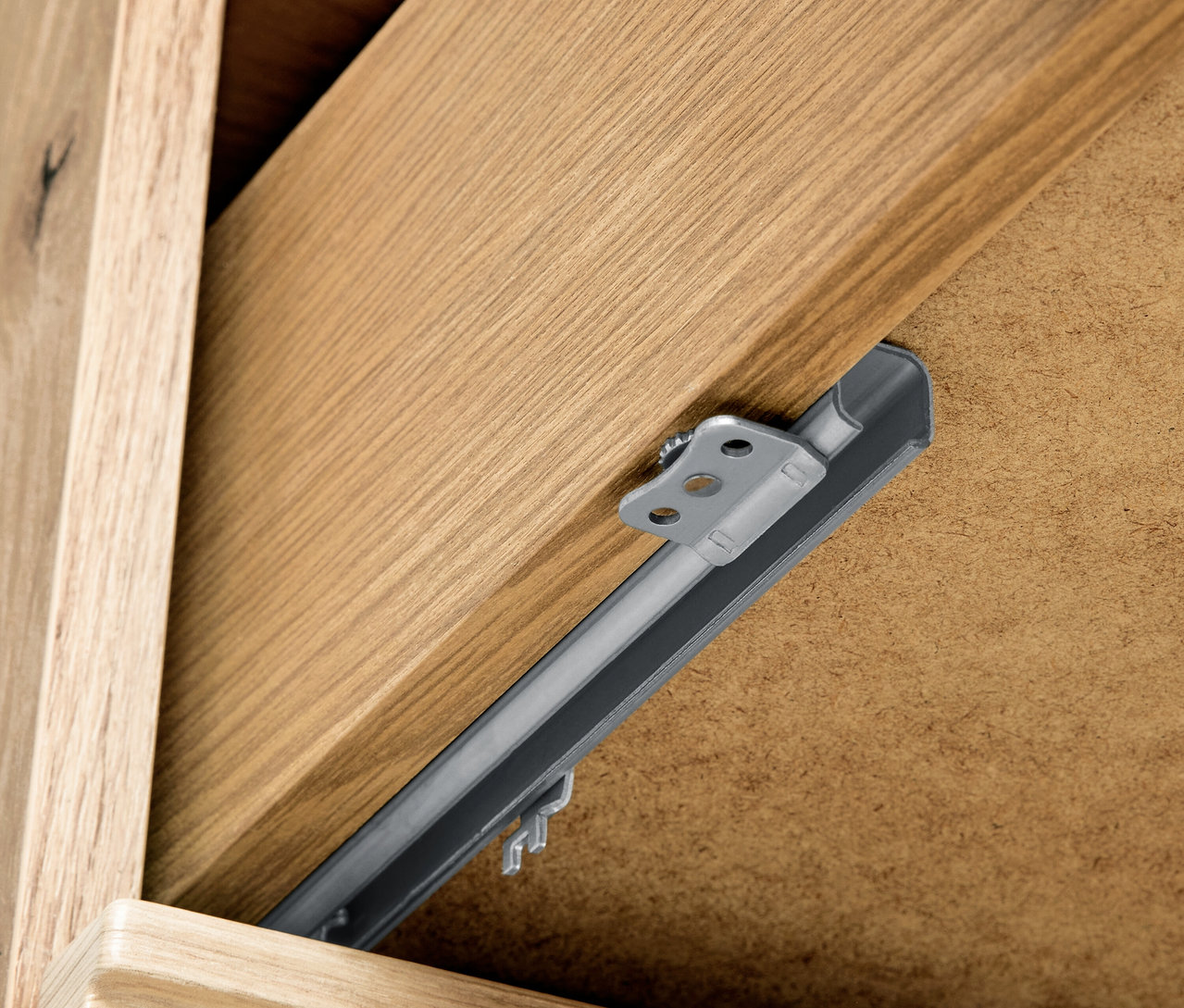 Détail d'un tiroir de la commode.