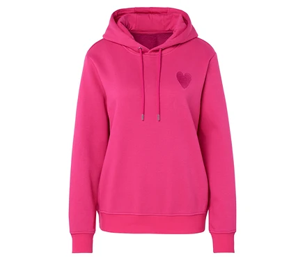 Un sweat à capuche rose avec un cœur sur la poitrine.