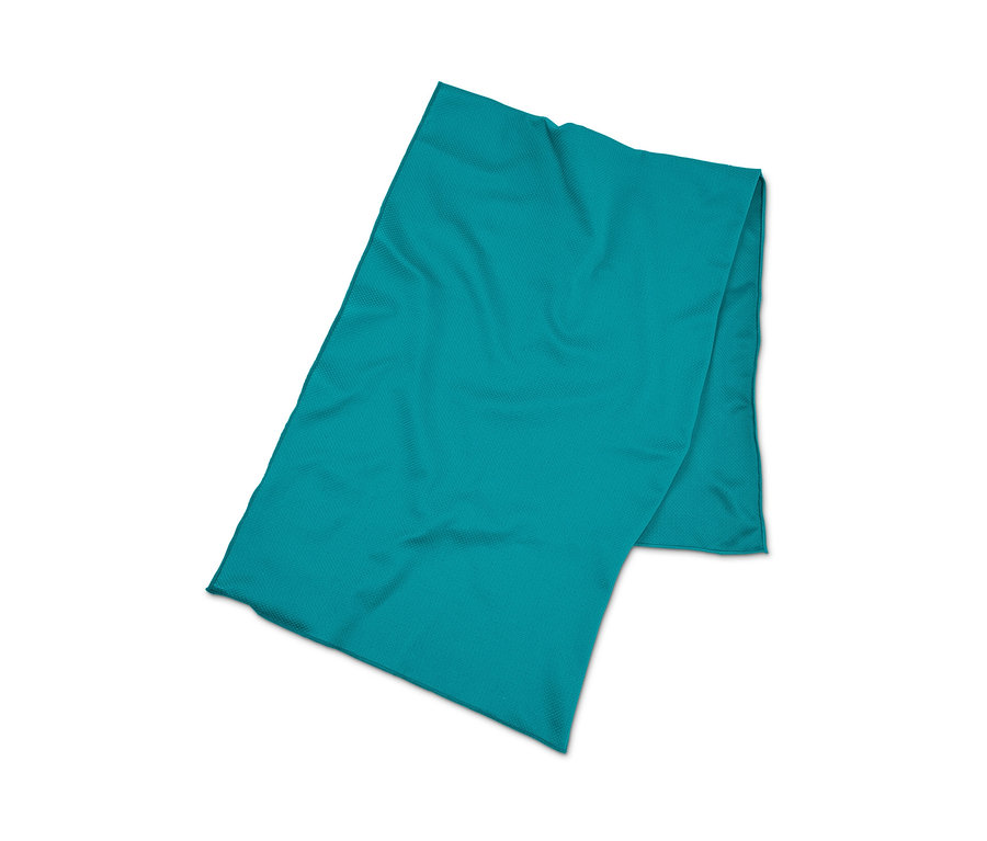 Une serviette de sport rafraîchissante turquoise est posée sur un fond blanc.