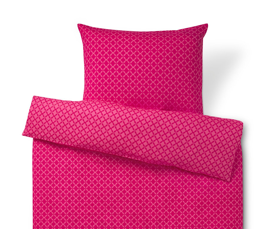 Gros plan d'une parure de lit en microfibre rose de taille standard.