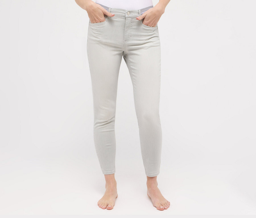 Une femme porte un jean Angels «
Ornella Sporty
» coupe étroite 7/8, gris.