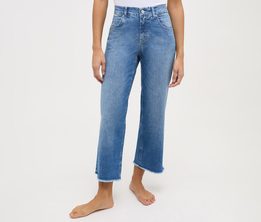 Personne portant un jean Angels «	Linn	» français, bleu clair.