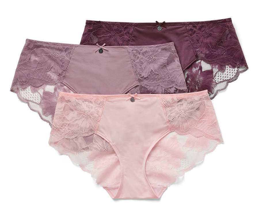 Trois culottes pour femmes avec de la dentelle florale dans les couleurs rose, lilas et violet sont posées les unes sur les autres.