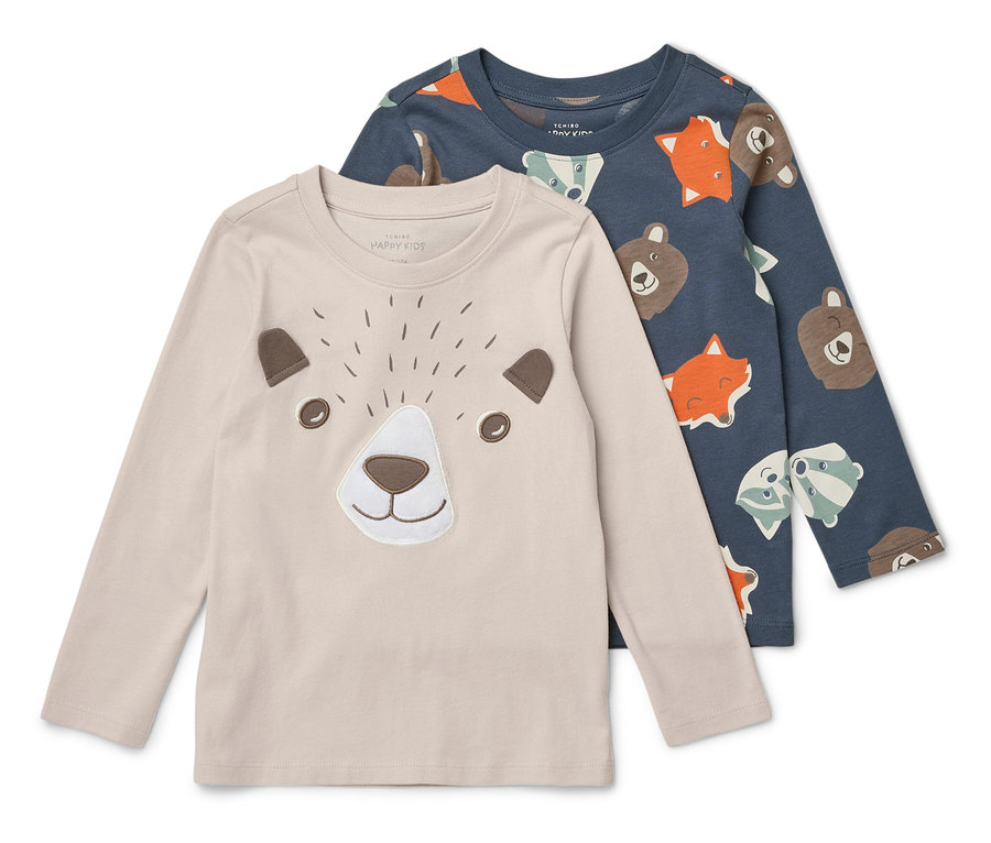 Deux t-shirts à manches longues pour enfants sont posés l'un sur l'autre. L'un est beige avec un appliqué tête d'ours, l'autre est bleu avec un imprimé d'ours, de renards et de blaireaux.