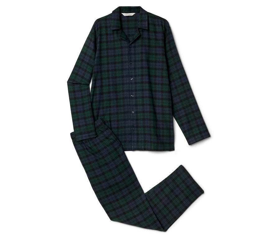 Un pyjama pour homme à manches longues avec un motif à carreaux vert et bleu marine est posé sur un fond blanc.