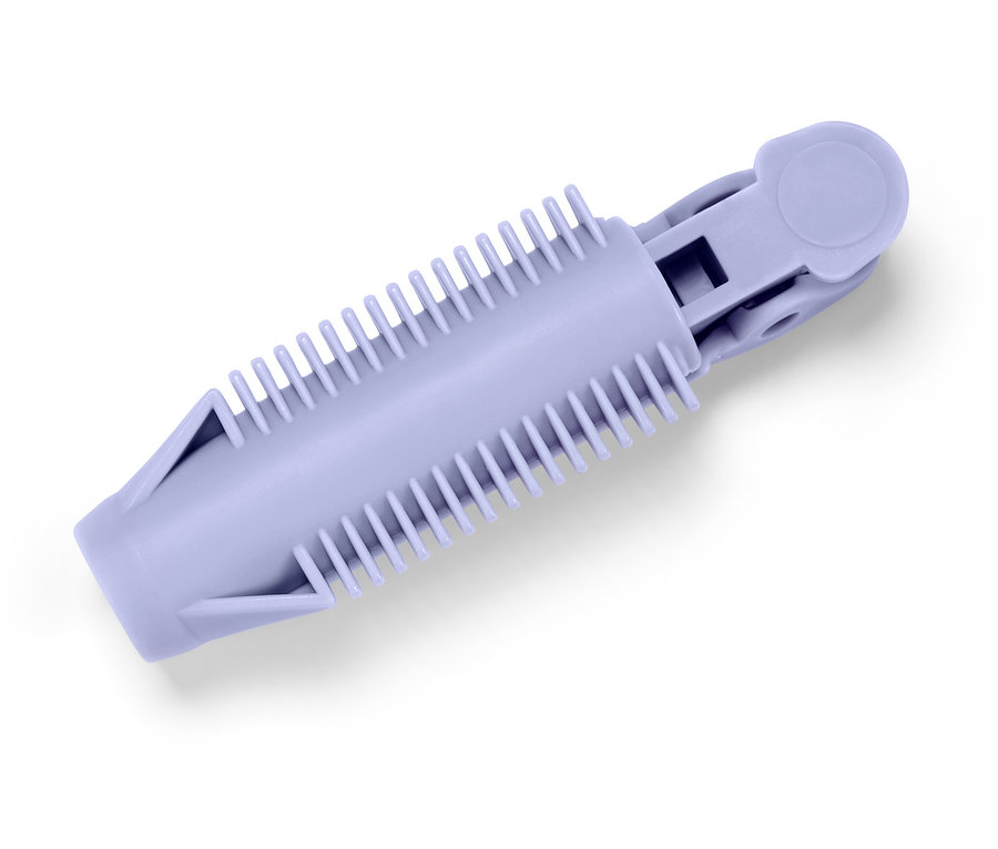 Un outil en plastique violet sur fond blanc.