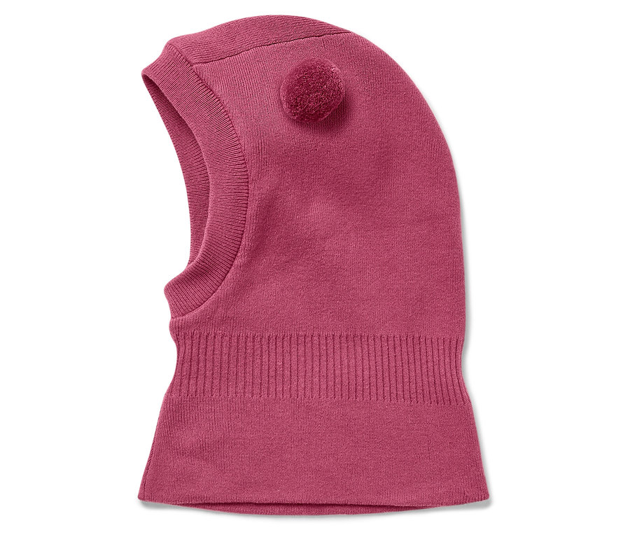 Cagoule tricotée rose avec un pompon sur le côté.