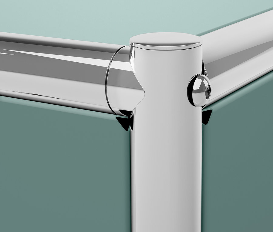 Coin d'un cadre chromé avec connecteur d'angle et panneau vert.