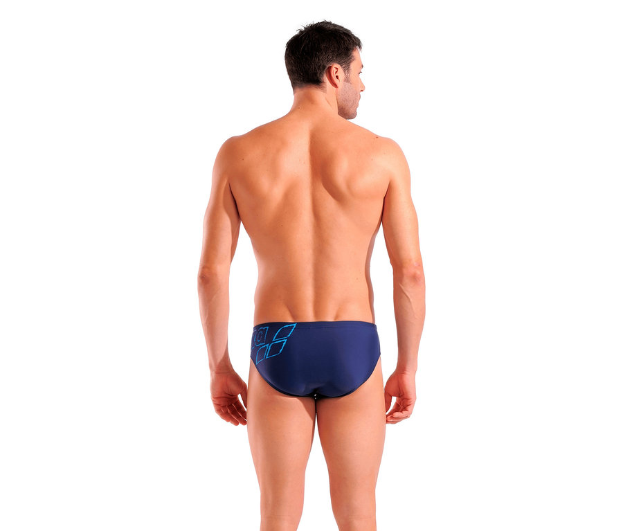 Un homme vu de dos porte un maillot de bain slip arena Scratchy, bleu marine.