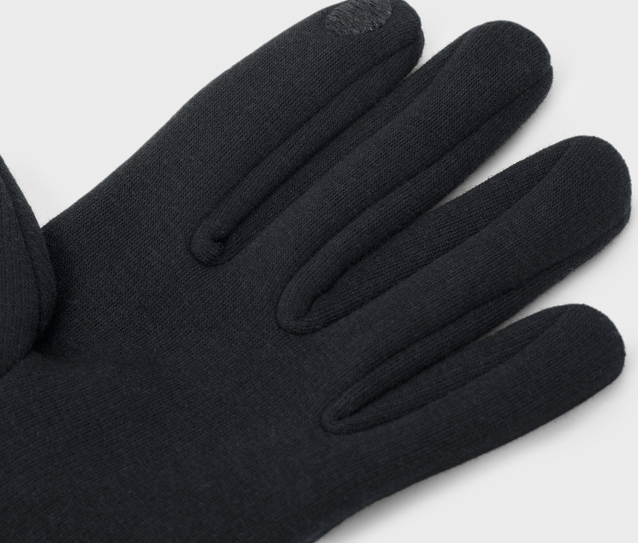 Détail de la paume d'un gant noir.