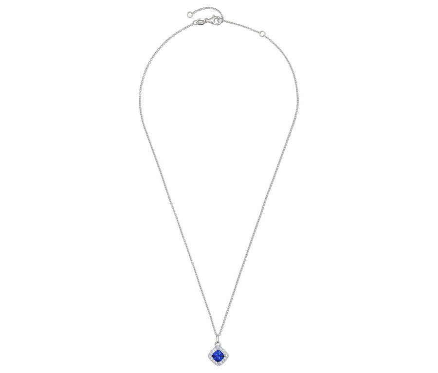 Collier argenté avec pendentif carré bleu.
