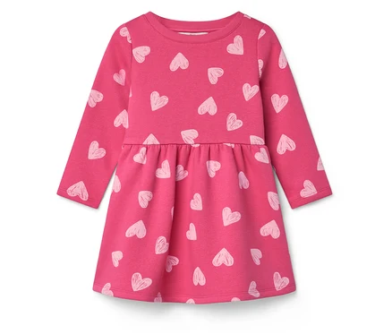 Robe rose à manches longues avec un motif de coeurs blancs.