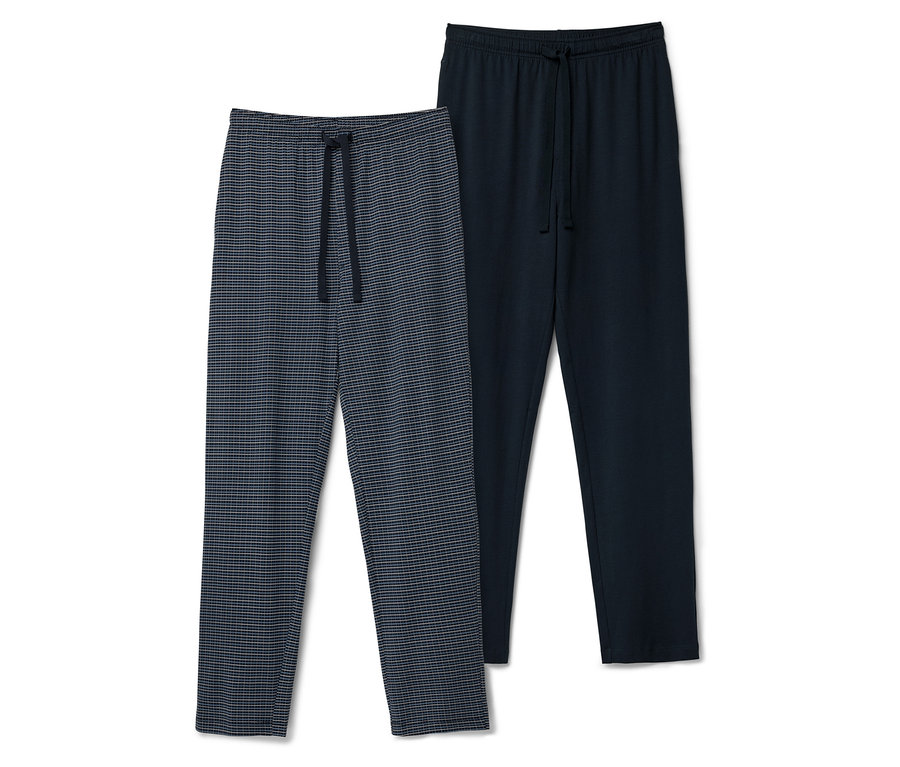 Deux pantalons de pyjama : un bleu foncé et un avec un motif à carreaux bleu-gris.