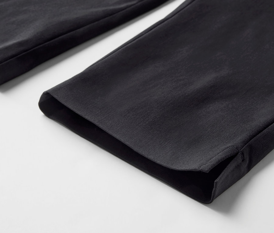 Gros plan sur un pantalon 3/4 stretch noir.