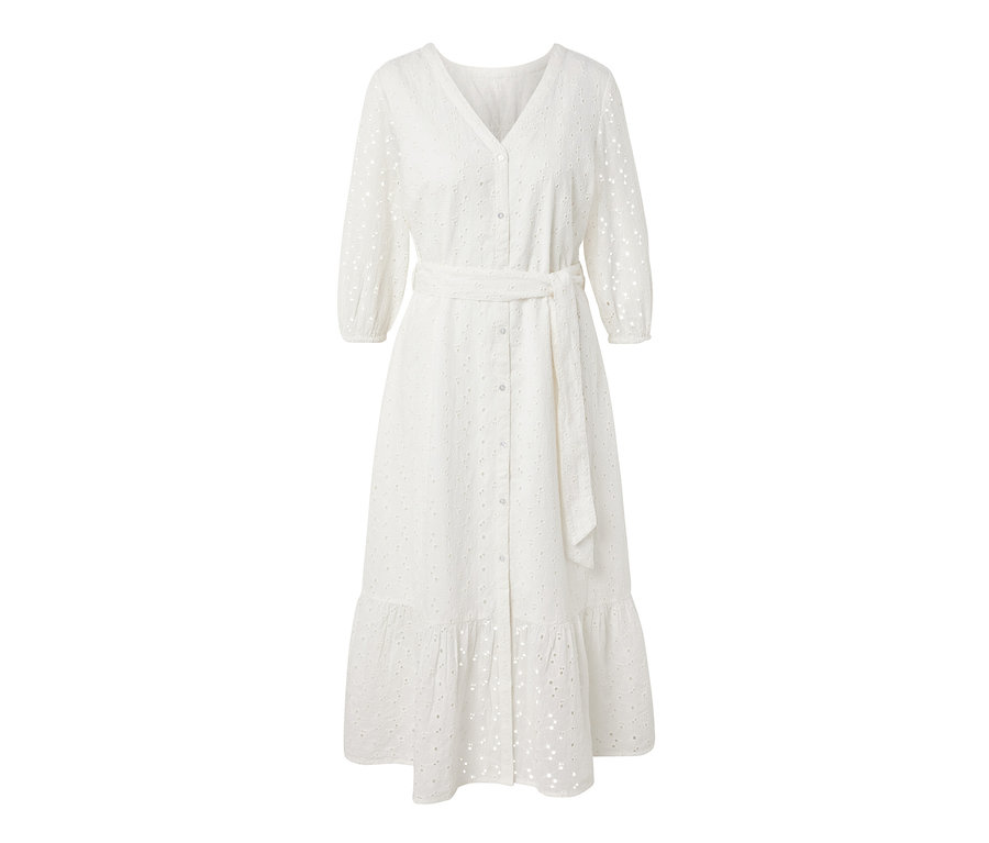 Robe blanche avec broderie ajourée, ceinture et boutons.