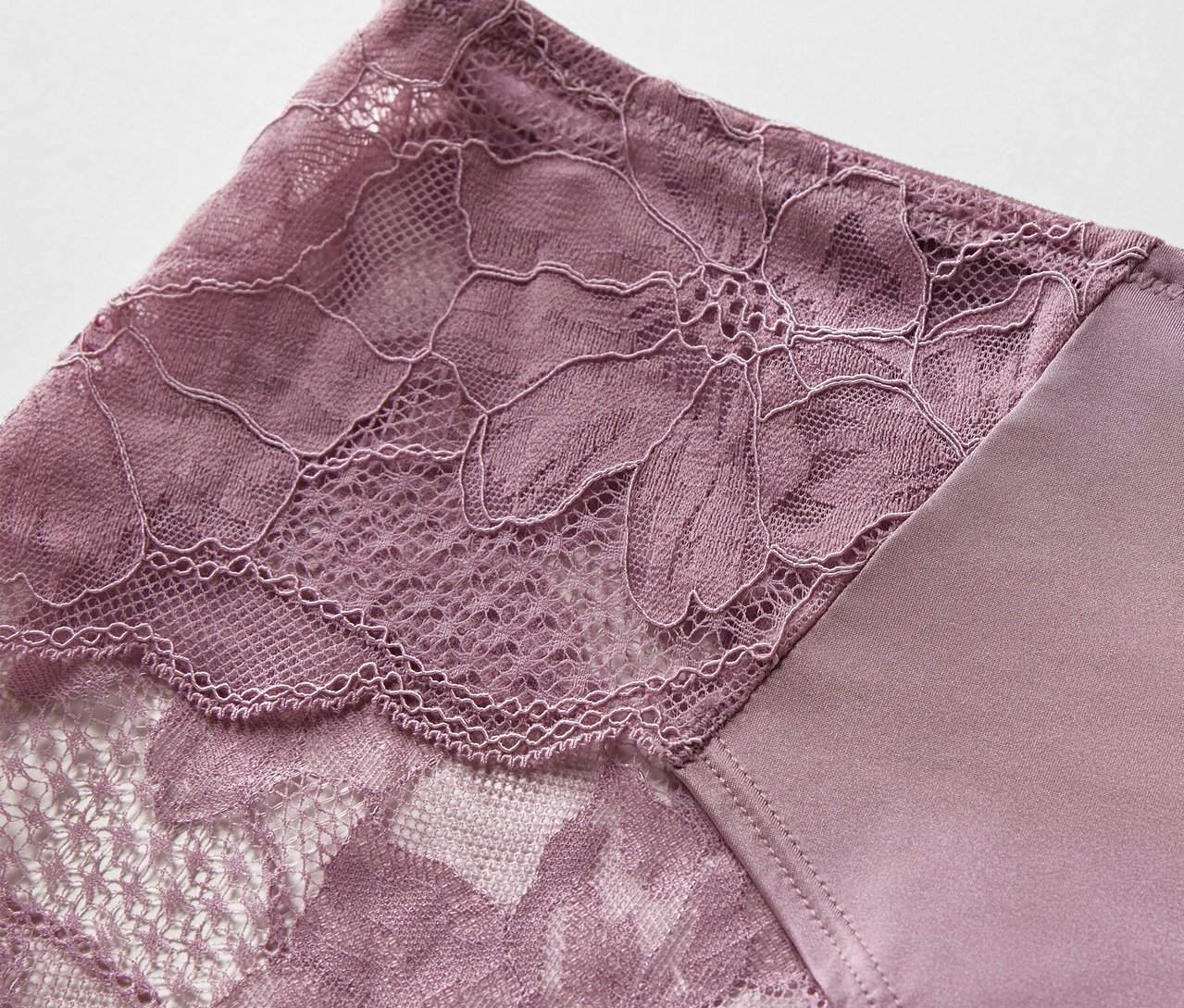 Gros plan sur 3 culottes violettes avec de la dentelle florale.