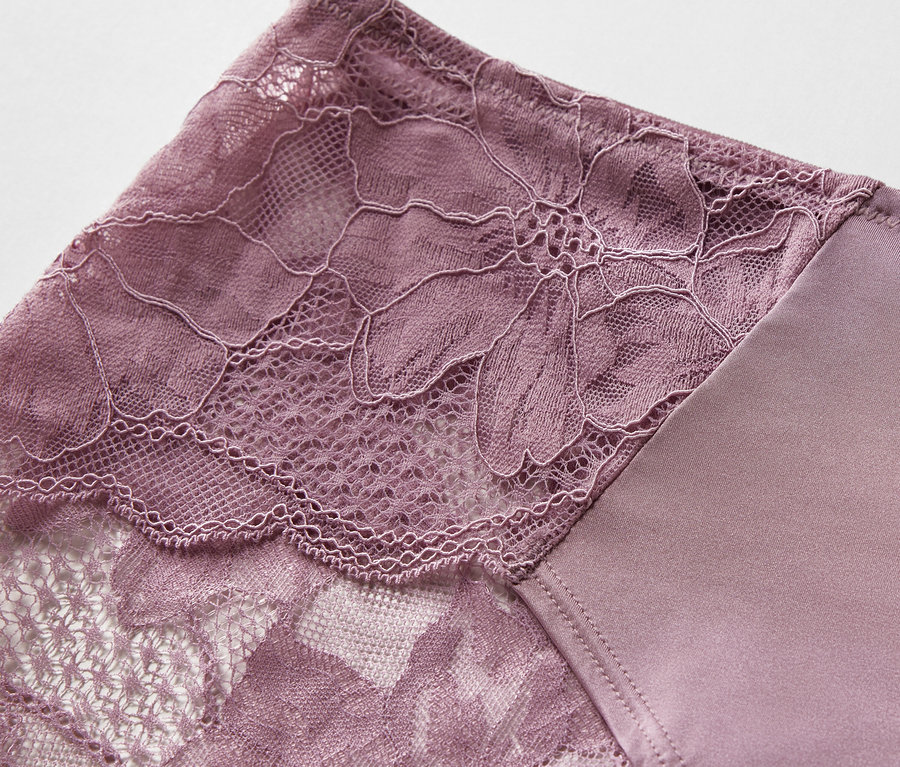 Gros plan sur 3 culottes violettes avec de la dentelle florale.