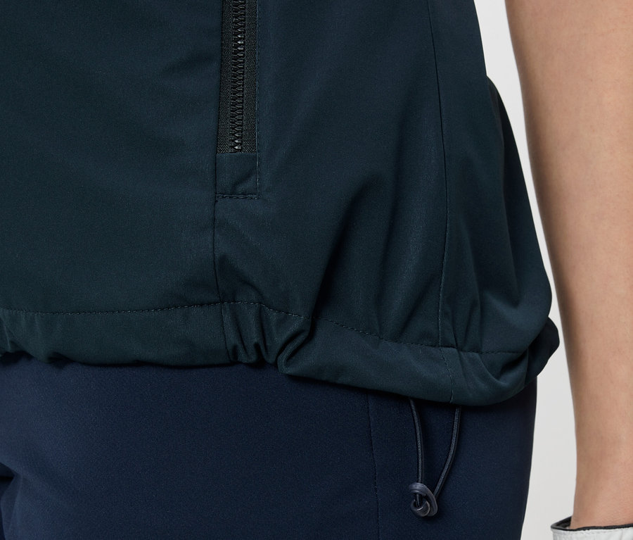 Gros plan d'une veste softshell pour femme.