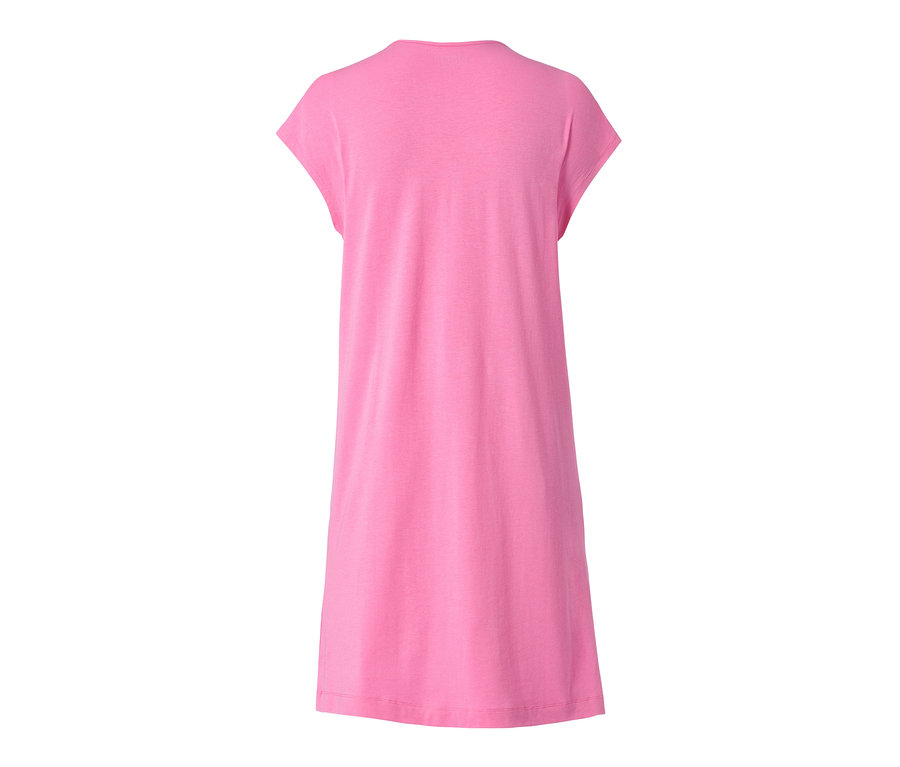 Chemise de nuit rose.