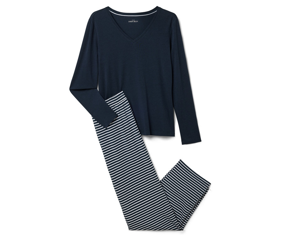 Un pyjama bleu marine à manches longues et un pantalon rayé sont posés sur un fond blanc.