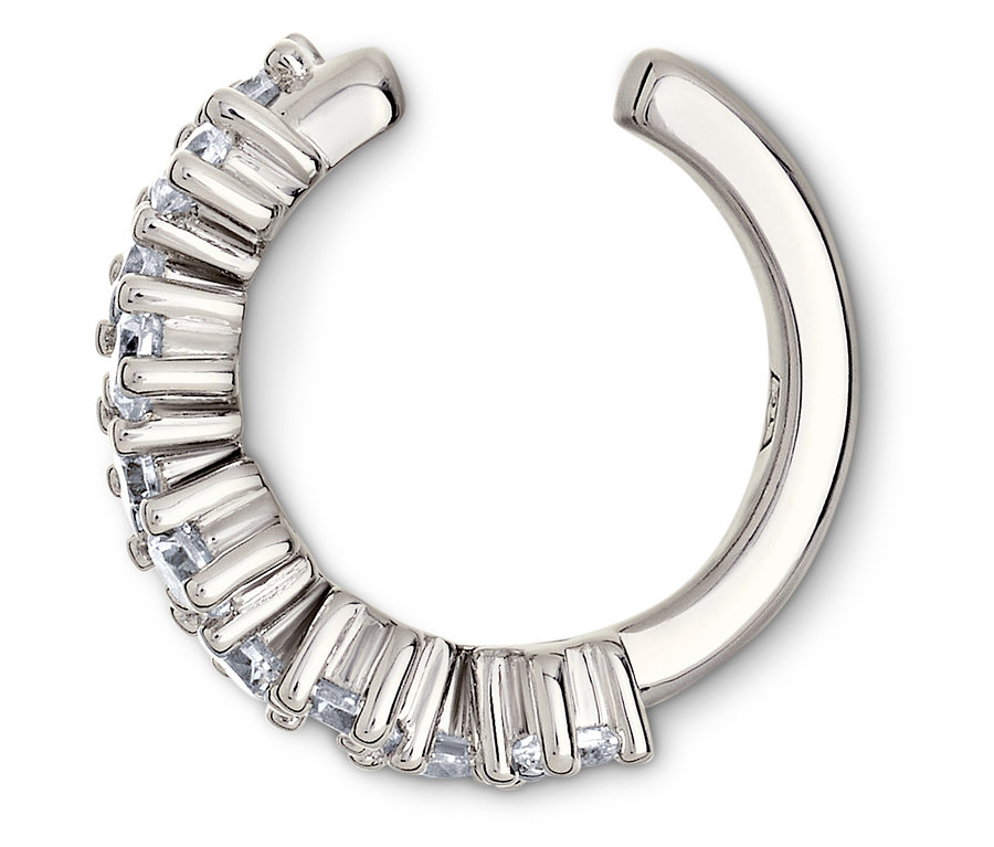 Manchette d'oreille argentée avec des pierres transparentes.