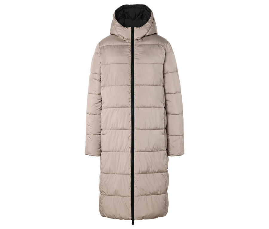 Un long manteau matelassé beige avec une capuche et une fermeture éclair noire.