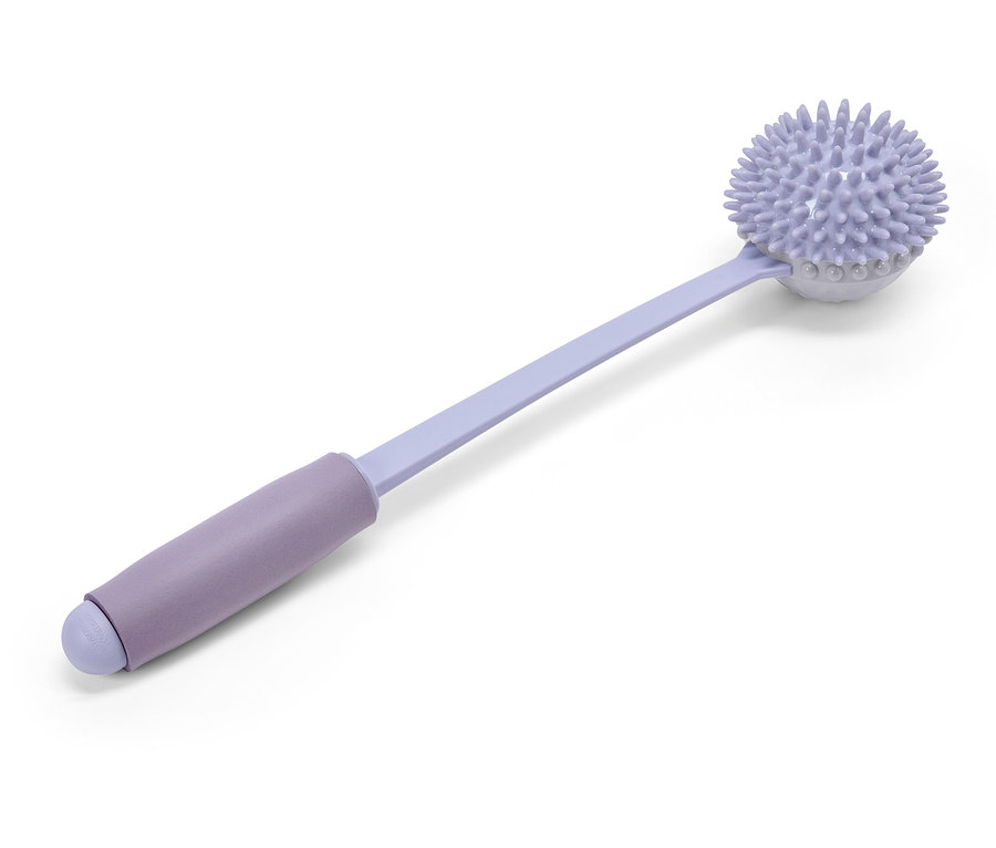 Brosse de massage du dos violette avec un long manche.
