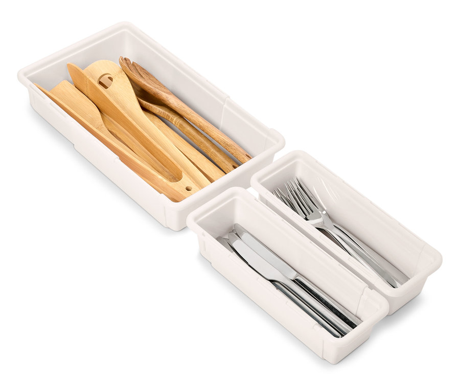 Ensembles d'organisateurs de tiroirs blancs avec ustensiles de cuisine en bois et argent.