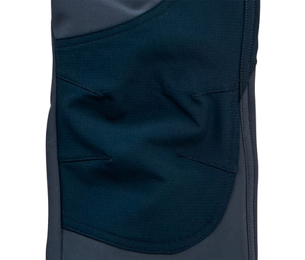 Détail d'un pantalon bleu-gris avec poche.