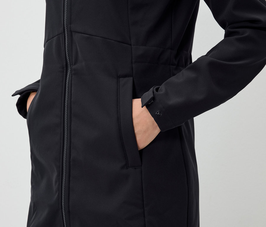 Main dans la poche d'une veste noire.