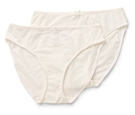 Deux culottes classiques couleur crème pour femmes avec dentelle et noeud.