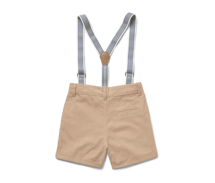 Short pour enfant beige avec bretelles rayées bleu et blanc.