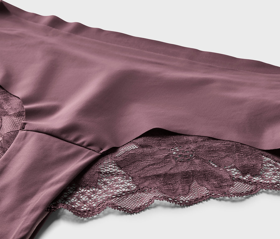 Gros plan sur 2 slips brésiliens Magic Cut aubergine avec dentelle.