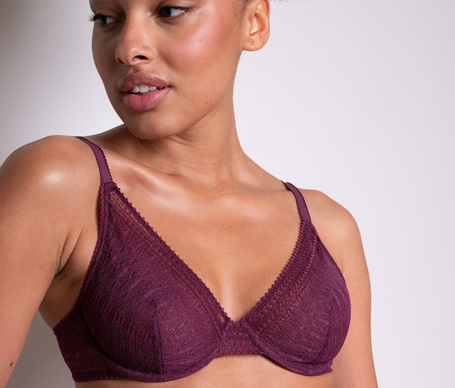Une femme portant un soutien-gorge à armatures « Leila » Passionata violet.