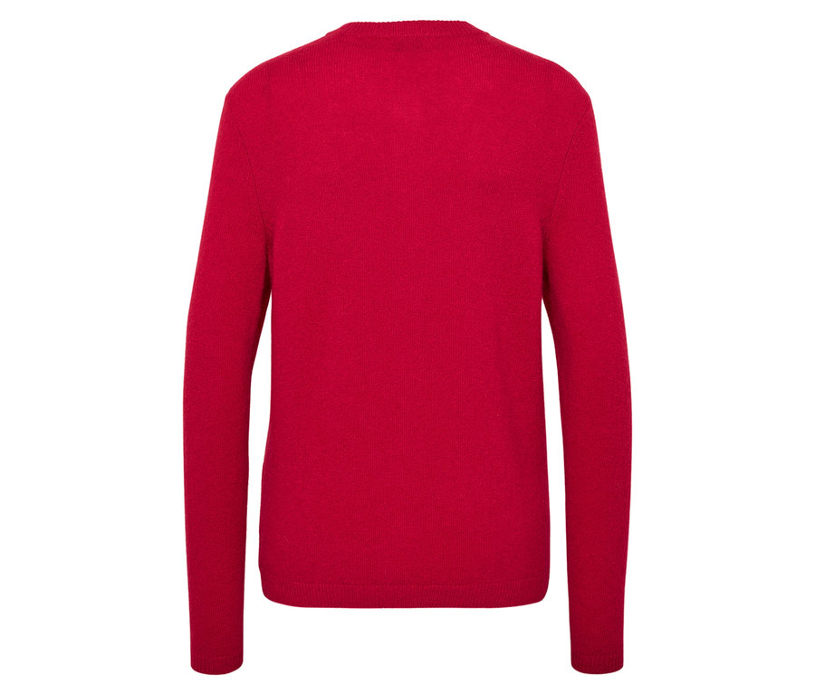 Pull rouge à manches longues.