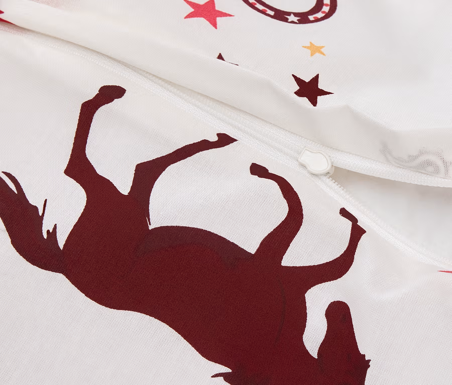 Détail de la parure de lit enfant en renforcé avec motif de cheval et étoiles.