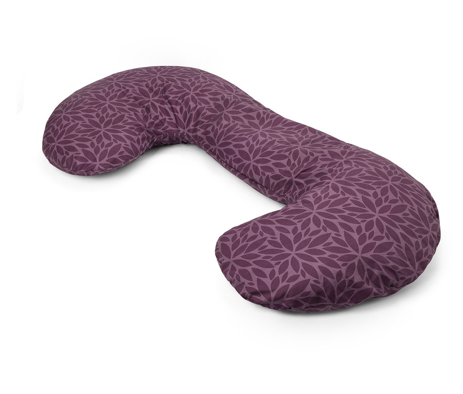 Coussin de grossesse violet avec motif de feuilles sur fond blanc.