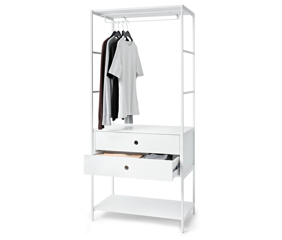 Cadre de garde-robe blanc avec tiroir ouvert et vêtements suspendus à des cintres.