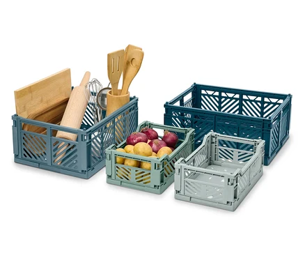 Quatre caisses pliantes de différentes tailles et couleurs, une avec des ustensiles de cuisine, une avec des pommes de terre.