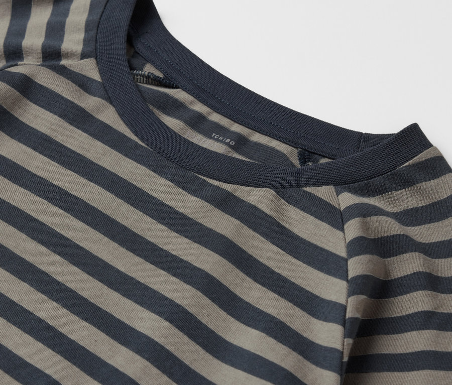 Gros plan d'un t-shirt à rayures kaki et bleu marine avec encolure ras du cou.
