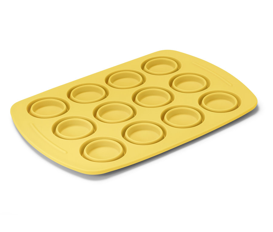 Moule à muffins jaune en silicone avec douze cavités.