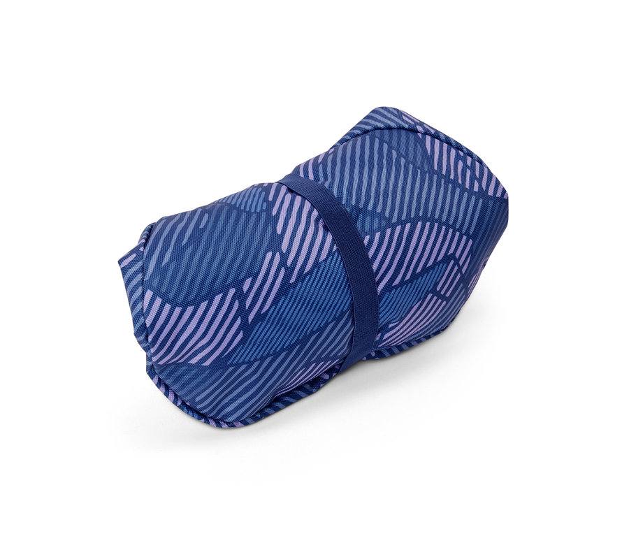 Une housse de selle de vélo enroulée avec un motif bleu et violet.