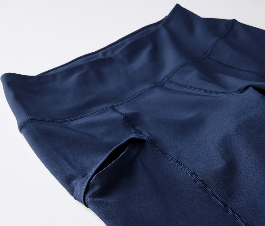 Gros plan d'un legging de trekking 3/4 bleu marine avec une poche latérale.